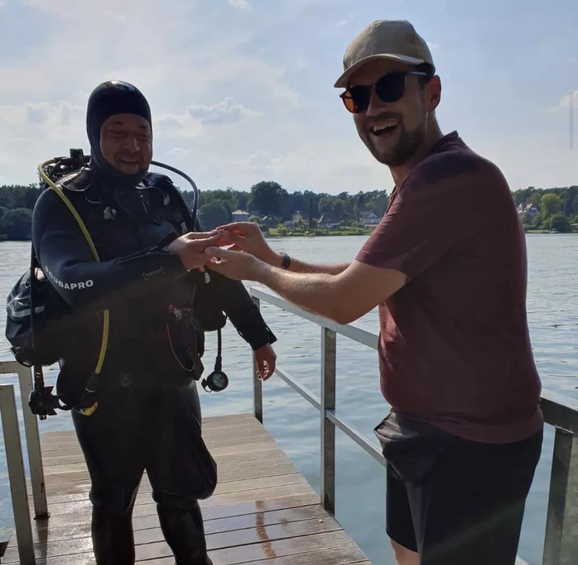 Taucher bei der Ringsuche in einem See