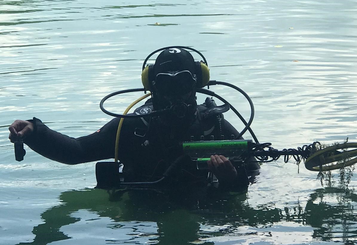 Ringsucher im Sommereinsatz bei der Suche nach einem verlorenen Ring auf einer Wiese