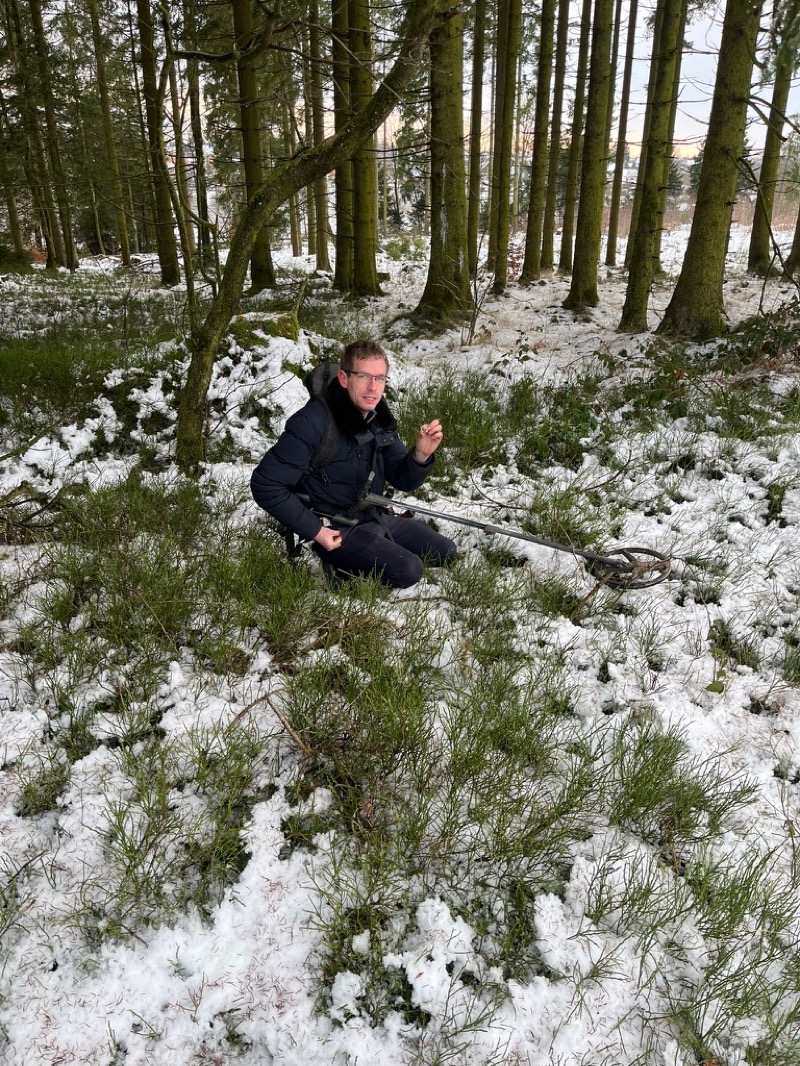 Metalldetektor-Suche der Ringsucher im Schnee nach einem verlorenen Ehering
