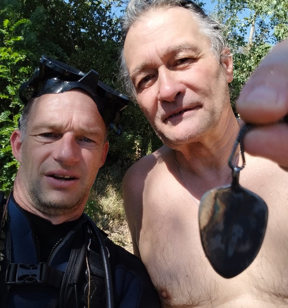 Wiedergefundene Silberkette nach einem Sucheinsatz der Ringsucher am Wasser