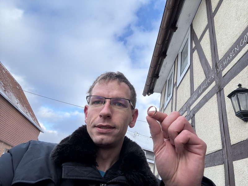 Metalldetektor-Suche der Ringsucher an einer Straße nach einem verlorenen Schmuckstück