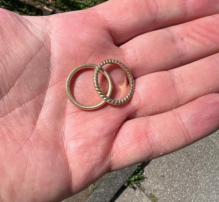 Metalldetektor-Suche der Ringsucher an einem Volleyballfeld nach einem beim Sport verlorenen Ring