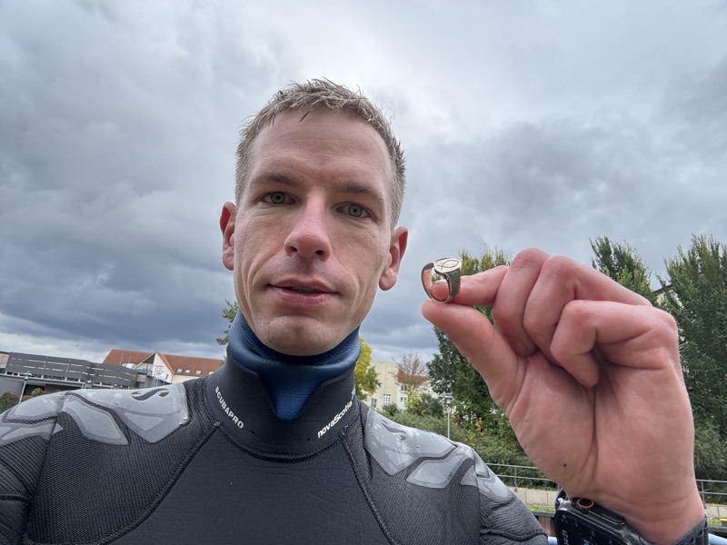 Ringsuche am Strand mit Metalldetektor