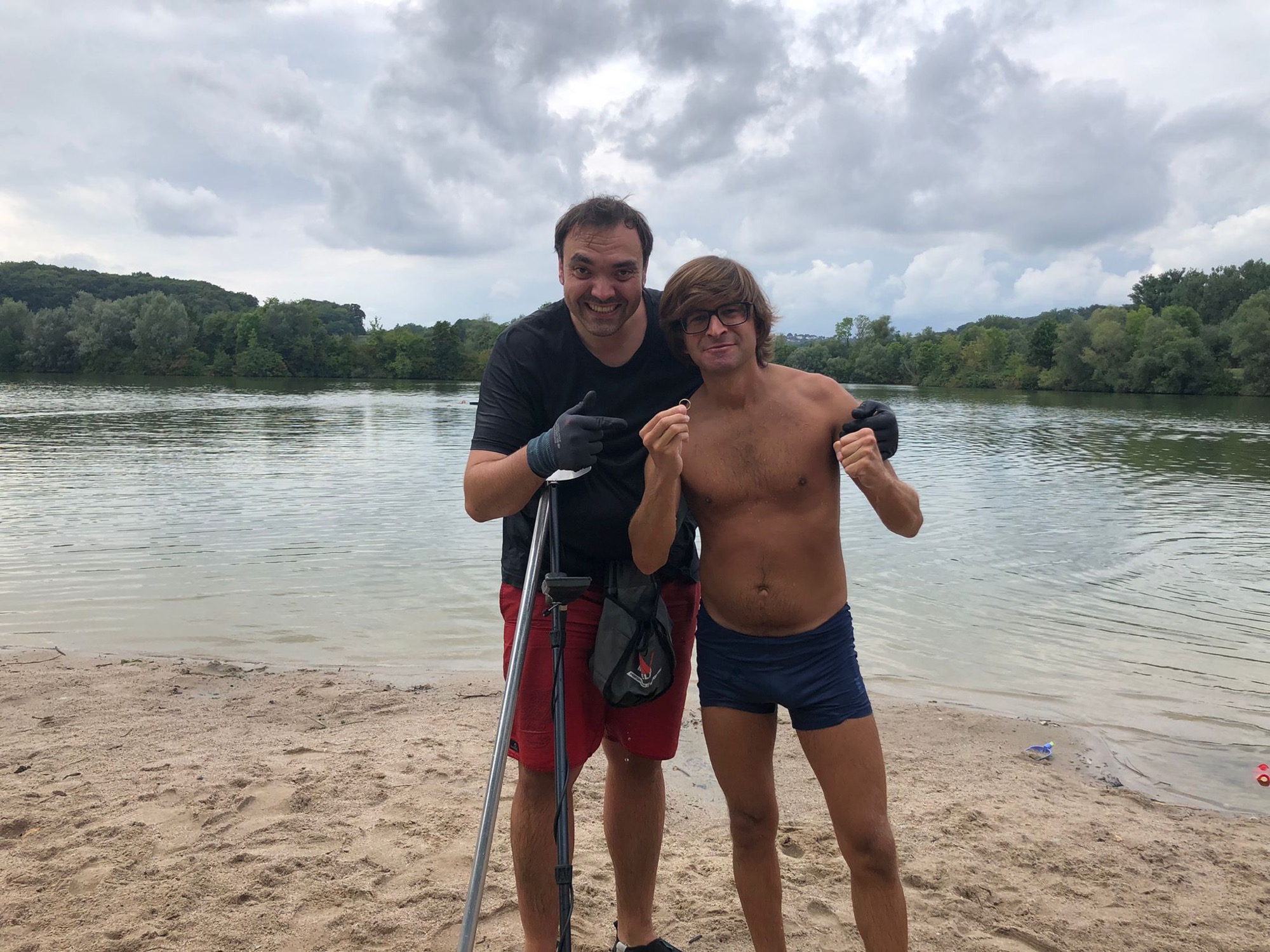 Wiedergefundener Ehering nach einer Metalldetektor-Suche am Badesee bei Stuttgart.