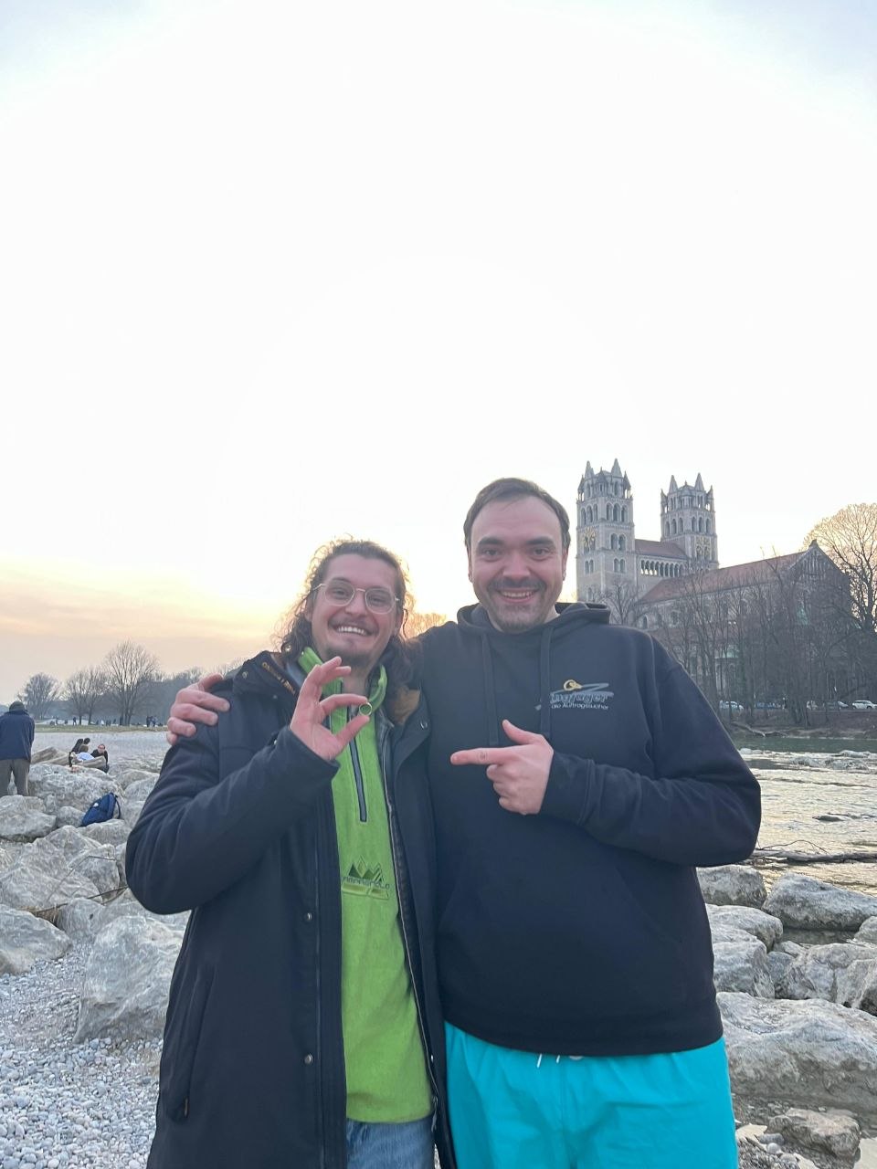 Ring beim Steineflippen in die Isar geworfen – nach 35 Minuten zurück 💍